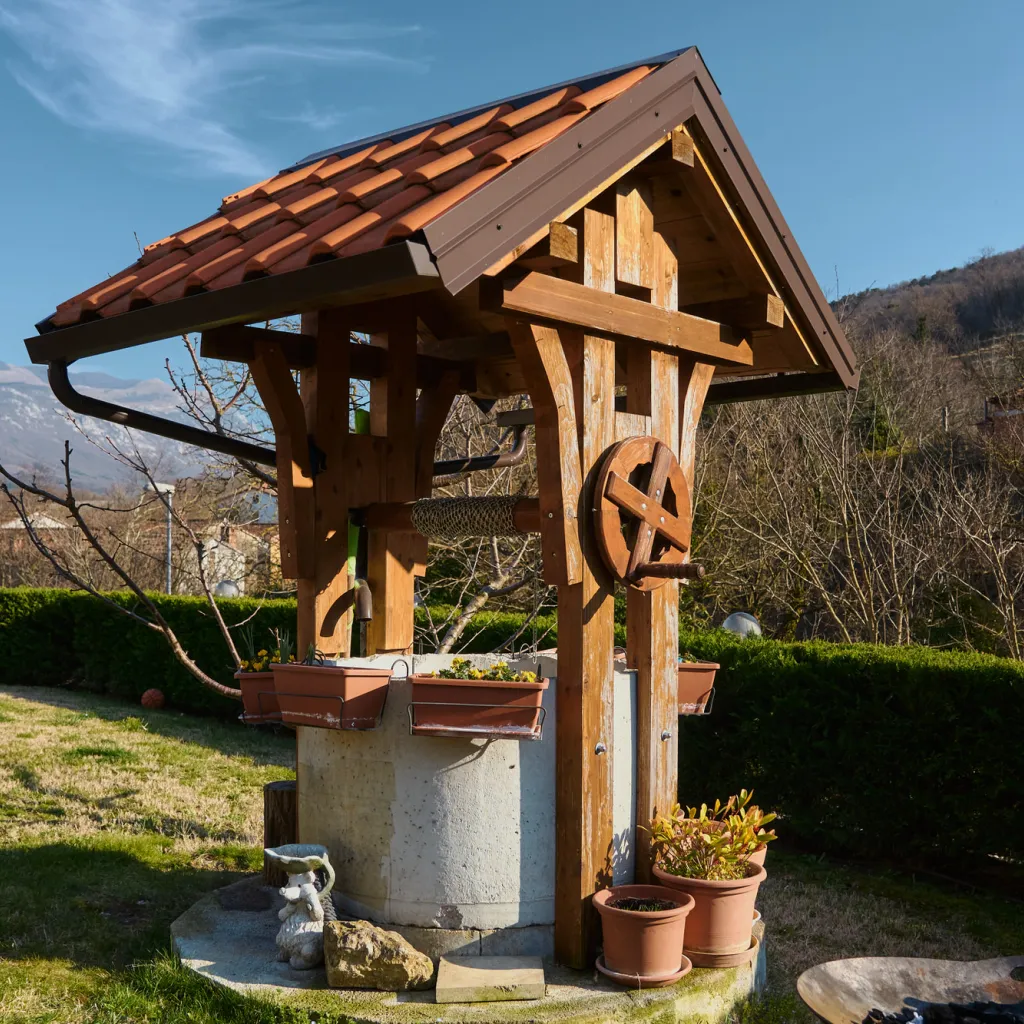 Okrasni lesen vodnjak, toplina tradicije na vašem vrtu